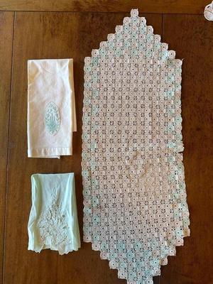Vintage Embroidery Table Runners, Napkins, etc.