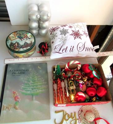 Lot of Misc Christmas Related Items