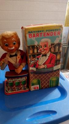 LOT 74 - VINTAGE BATTERY POWERED BARTENDER