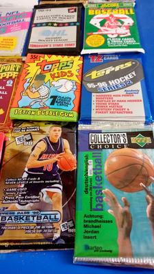 LOT 118 - 16 UNOPENED PACKS OF SPORTS CARDS