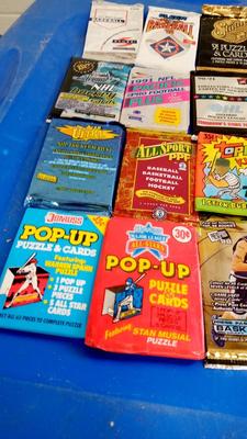 LOT 118 - 16 UNOPENED PACKS OF SPORTS CARDS