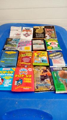 LOT 118 - 16 UNOPENED PACKS OF SPORTS CARDS
