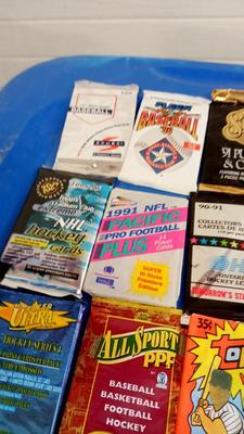 LOT 118 - 16 UNOPENED PACKS OF SPORTS CARDS