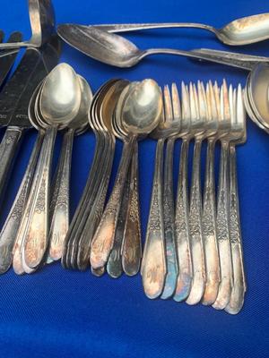 Rogers Brothers Silverplate Flatware Set