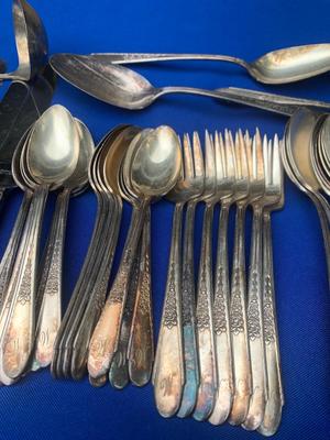 Rogers Brothers Silverplate Flatware Set