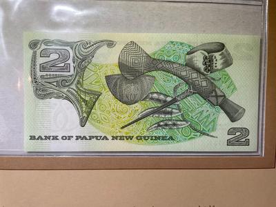 Papua New Guinea 2 Kina Banknote/Currency in Uncirculated Condition by Fleetwood as Pictured.