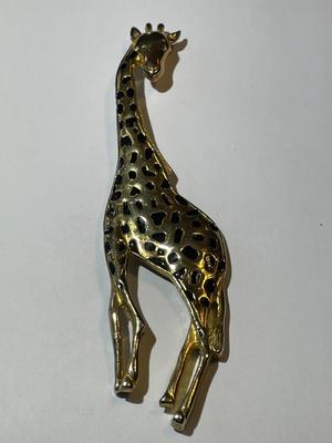 Large Vintage Enamel 5" Figural Giraffe Pin/Brooch in Good Preowned Condition.