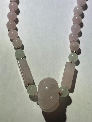 Vintage 29" Rose Quartz Beaded Necklace w/Large Carved Rose Quartz Dividers Pendant in VG Preowned Condition as Pictured.