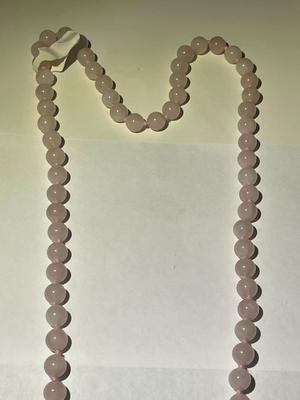 Vintage 29" Rose Quartz Beaded Necklace w/Large Carved Rose Quartz Dividers Pendant in VG Preowned Condition as Pictured.