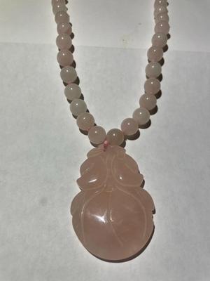 Vintage 27" Rose Quartz Bead Necklace w/Large Carved Rose Quartz Flower Pendant in VG Preowned Condition as Pictured.
