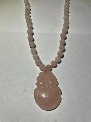 Vintage 27" Rose Quartz Bead Necklace w/Large Carved Rose Quartz Flower Pendant in VG Preowned Condition as Pictured.