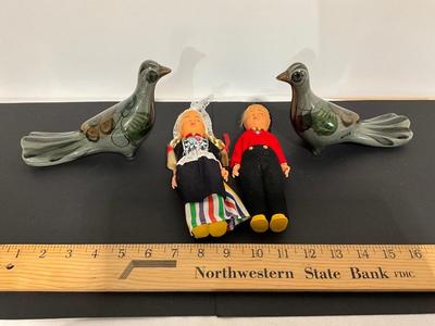 Pair of dolls and pair of ceramic pidgo