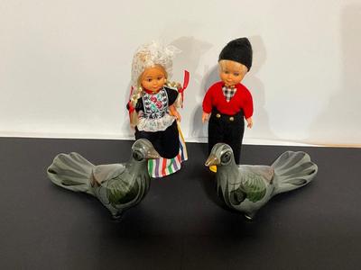 Pair of dolls and pair of ceramic pidgo