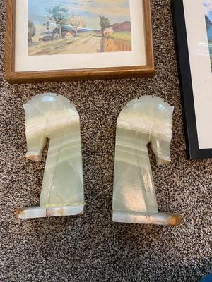 2 STONE HORSE HEAD BOOK ENDS AND FRAMED PICTURES