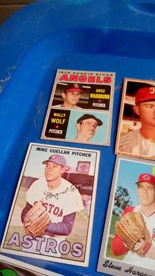 LOT 134 - NINE BASEBALL CARDS FROM THE 60'S