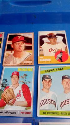 LOT 134 - NINE BASEBALL CARDS FROM THE 60'S