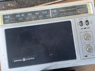 Electronics Lot - Boom Box / Radios