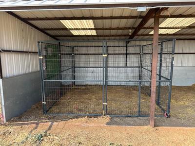 HUGE RETRIEVERS ANIMAL ENCLOSURE
