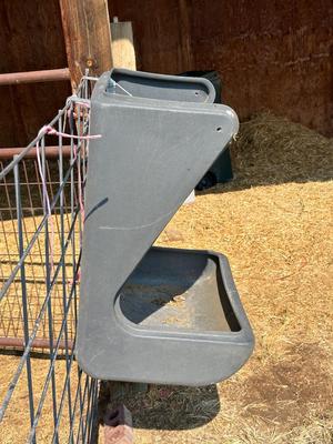 RUGGED RANCH POLY WALL FEEDER