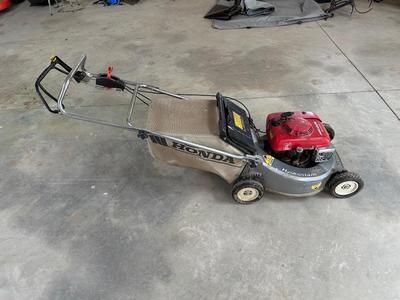 HONDA HR215 SELF PROPELLED LAWN MOWER W/GAS CAN
