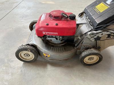 HONDA HR215 SELF PROPELLED LAWN MOWER W/GAS CAN