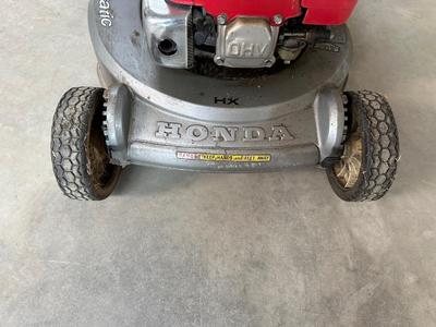 HONDA HR215 SELF PROPELLED LAWN MOWER W/GAS CAN