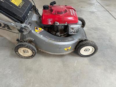 HONDA HR215 SELF PROPELLED LAWN MOWER W/GAS CAN