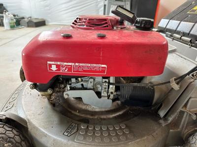 HONDA HR215 SELF PROPELLED LAWN MOWER W/GAS CAN