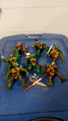 LOT 193 LOT OF TEENAGE MUNTANT TURTLES