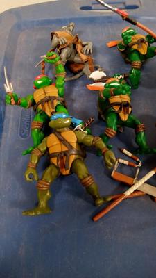 LOT 193 LOT OF TEENAGE MUNTANT TURTLES