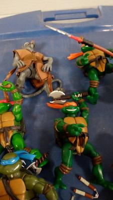 LOT 193 LOT OF TEENAGE MUNTANT TURTLES