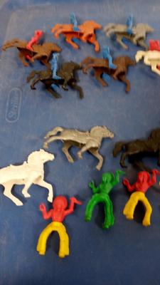 LOT 196 LOT OF OLD PLASTIC FIGURES