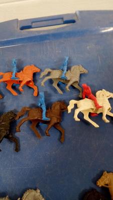 LOT 196 LOT OF OLD PLASTIC FIGURES
