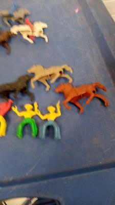 LOT 196 LOT OF OLD PLASTIC FIGURES