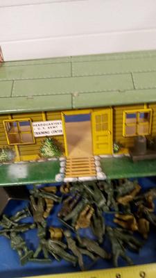 LOT 197 MARX TIN LITHO BUILDING AND SOILDERS