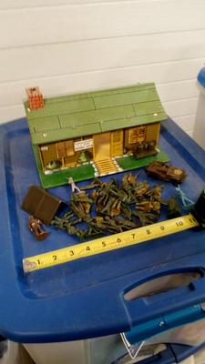 LOT 197 MARX TIN LITHO BUILDING AND SOILDERS