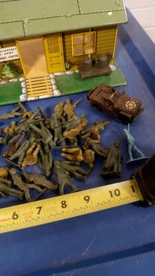LOT 197 MARX TIN LITHO BUILDING AND SOILDERS