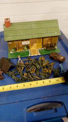 LOT 197 MARX TIN LITHO BUILDING AND SOILDERS