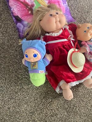 2 CABBAGE PATCH KIDS AND A CUTE LITTLE LULLABY GLOW WORM WITH TINKER BELL PILLOW