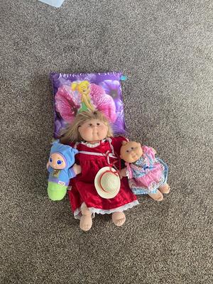 2 CABBAGE PATCH KIDS AND A CUTE LITTLE LULLABY GLOW WORM WITH TINKER BELL PILLOW