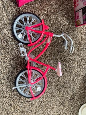 BARBIES BED & BEACH CRUISER, ALONG WITH CLOSET AND FASHION ACCESSORIES