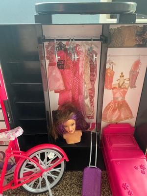 BARBIES BED & BEACH CRUISER, ALONG WITH CLOSET AND FASHION ACCESSORIES