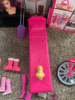 BARBIES BED & BEACH CRUISER, ALONG WITH CLOSET AND FASHION ACCESSORIES