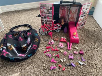 BARBIES BED & BEACH CRUISER, ALONG WITH CLOSET AND FASHION ACCESSORIES