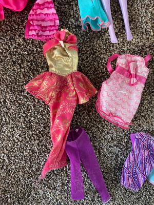 PASTEL HAIR BARBIES AND EXTRA CLOTHES