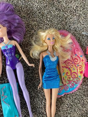PASTEL HAIR BARBIES AND EXTRA CLOTHES
