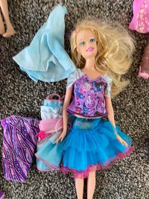 PASTEL HAIR BARBIES AND EXTRA CLOTHES