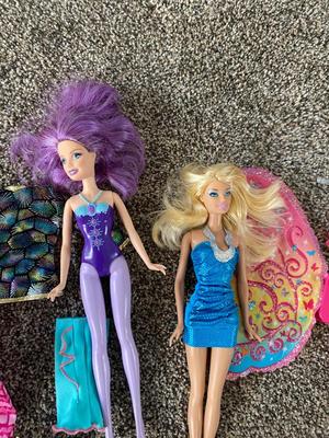 PASTEL HAIR BARBIES AND EXTRA CLOTHES
