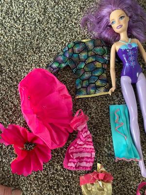 PASTEL HAIR BARBIES AND EXTRA CLOTHES