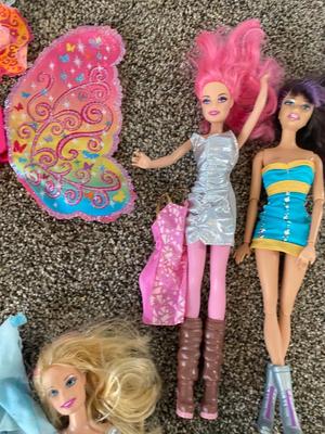 PASTEL HAIR BARBIES AND EXTRA CLOTHES